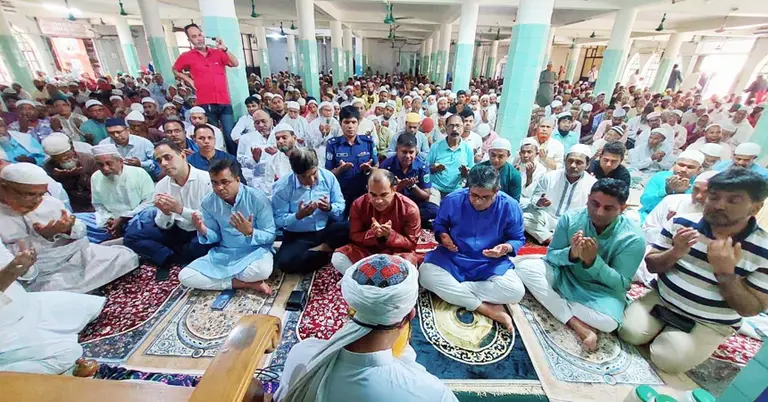 আয়োজিত দোয়া মাহফিলের ছবি